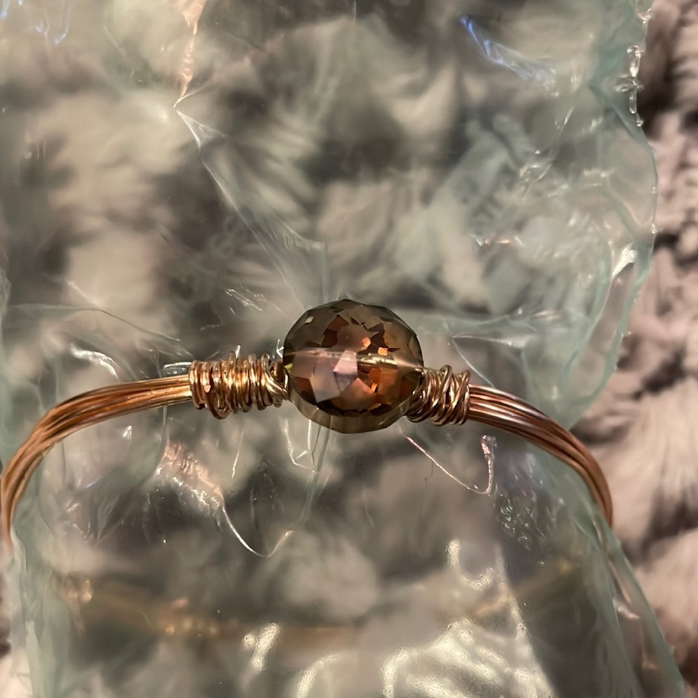 Custom made gold tone wire bracelet. 3 faceted stones that change colors 💎
